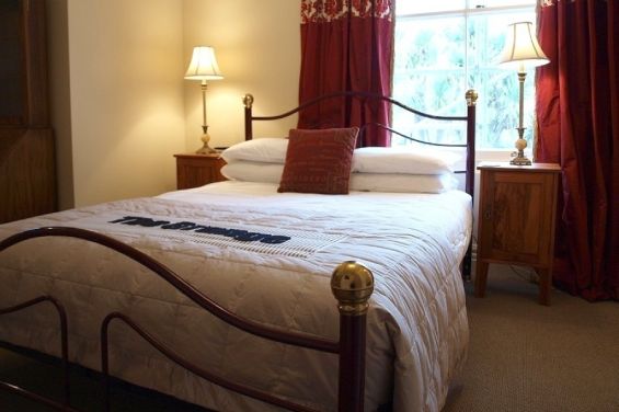 Room 4 - bed