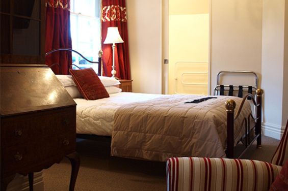 Room 4 - bed