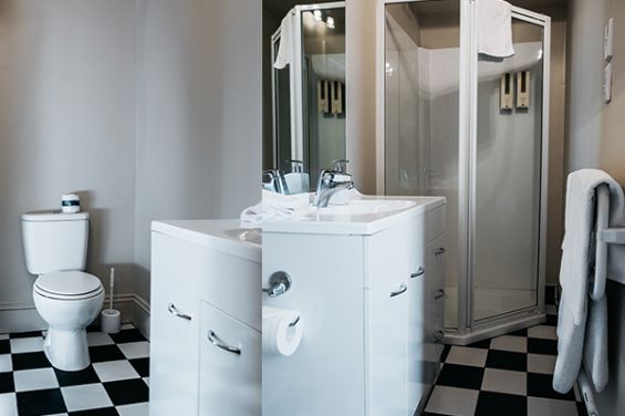 Room 8 - bathroom